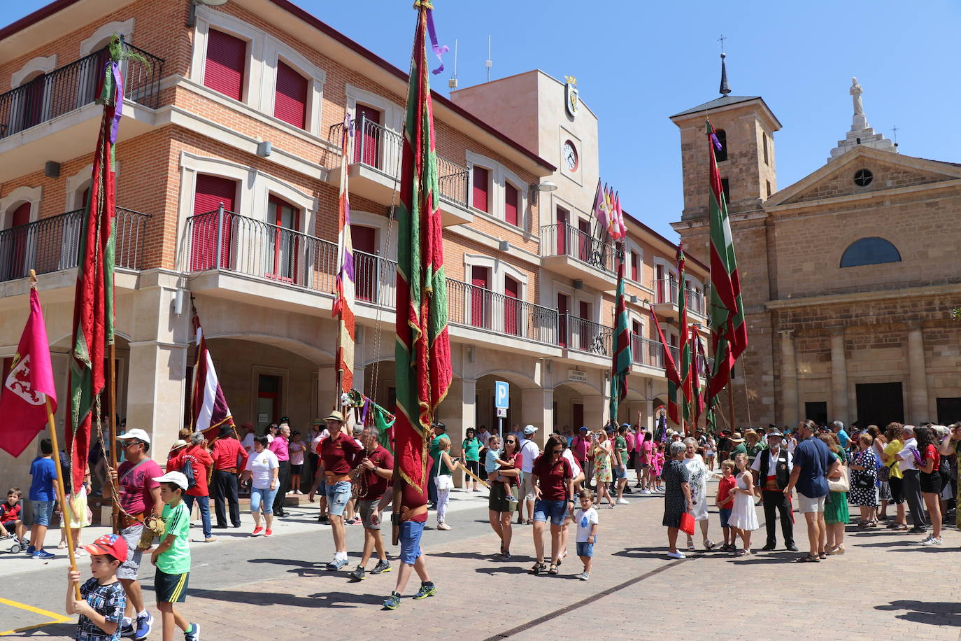 Los pendones de la comnarca lucen en el Día de Asturias en Valencia de Don Juan. 