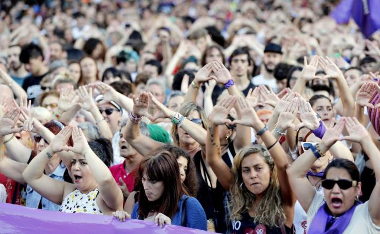 Concentración en Bilbao en protesta por la agresión sexual grupal. 