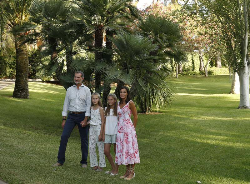 La familia real continúa de vacaciones en Palma de Mallorca. Como ya es habitual, han posado ante los fotógrafos dando una imagen de unión y felicidad. 