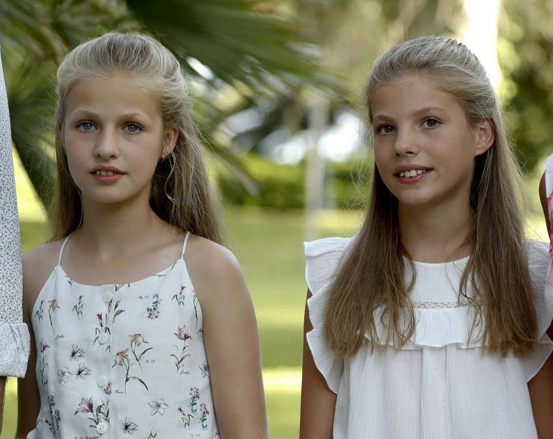 La familia real continúa de vacaciones en Palma de Mallorca. Como ya es habitual, han posado ante los fotógrafos dando una imagen de unión y felicidad. 