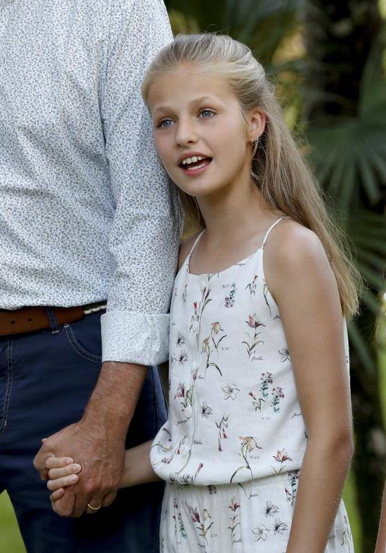 La familia real continúa de vacaciones en Palma de Mallorca. Como ya es habitual, han posado ante los fotógrafos dando una imagen de unión y felicidad. 