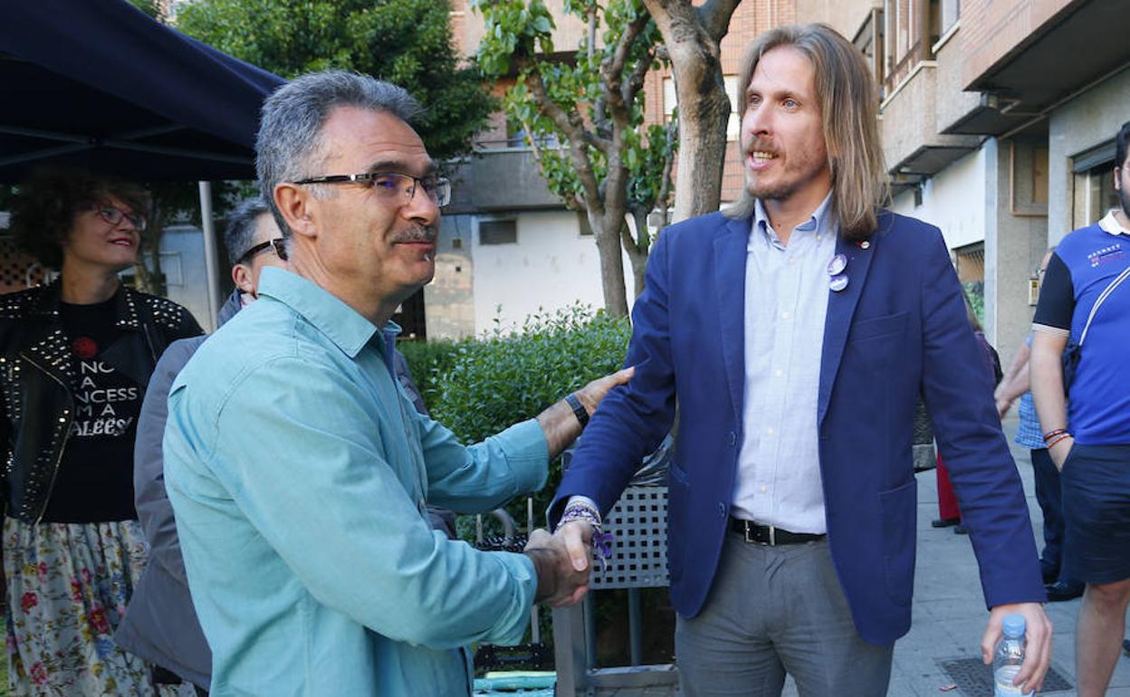 Nicanor Pastrana estrecha la mano de Pablo Fernández en la campaña de las municipales. 