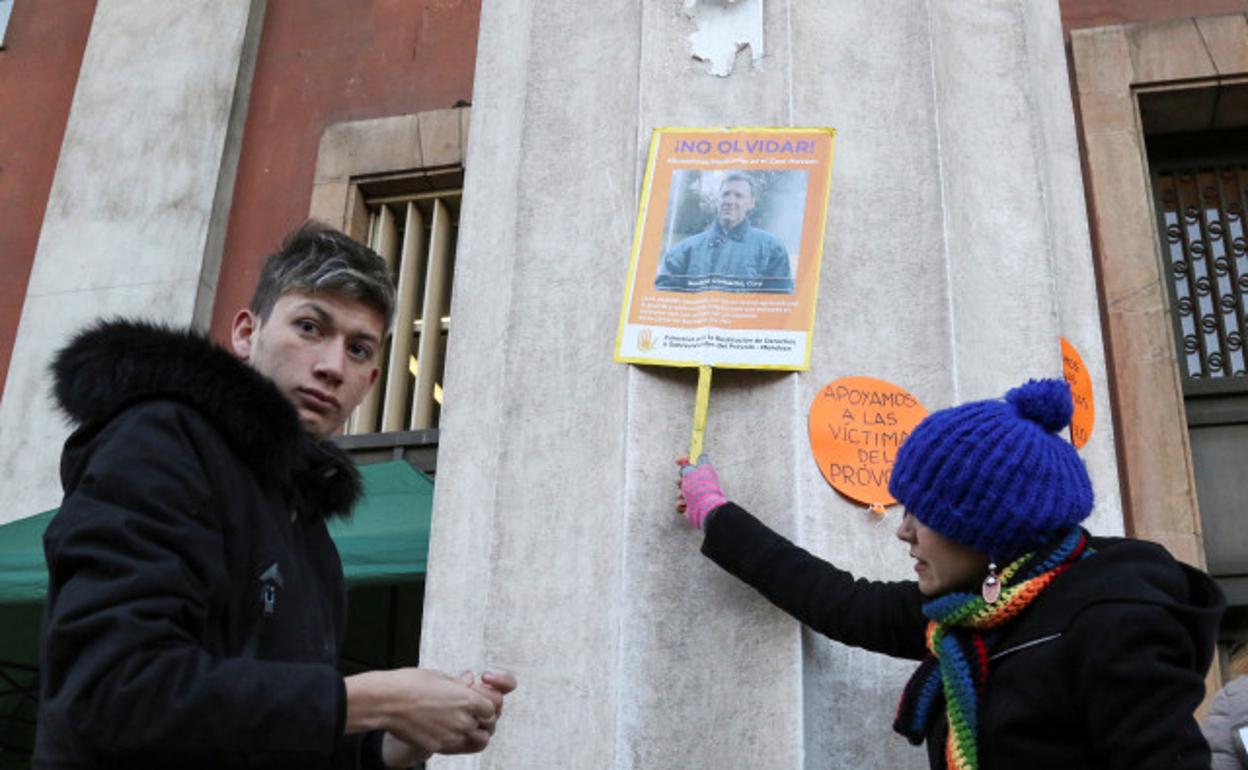 Una pareja protesta por los abusos cometidos por los acusados.