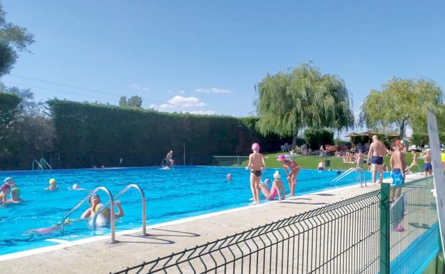 Imagen de la piscina de La Virgen del Camino este verano.