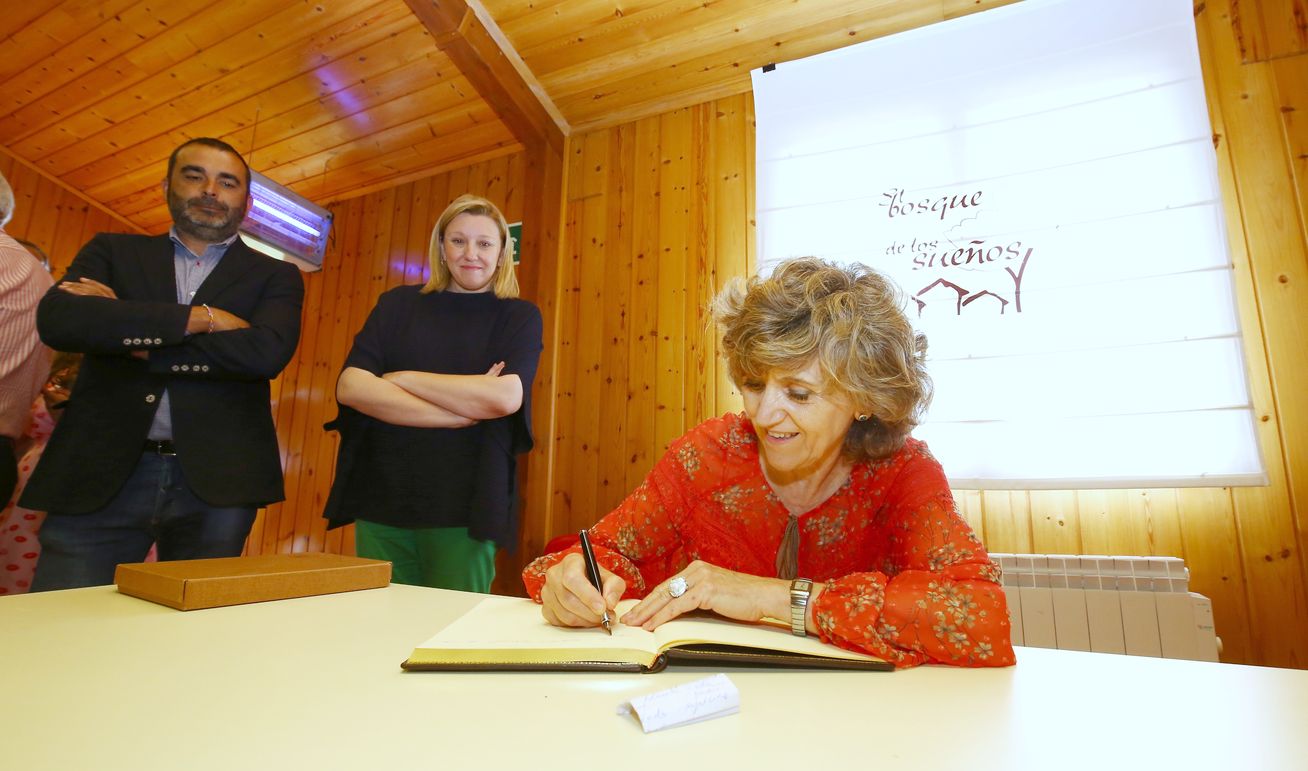 La ministra y la consejera, este lunes, en el campamento de Aspaym.