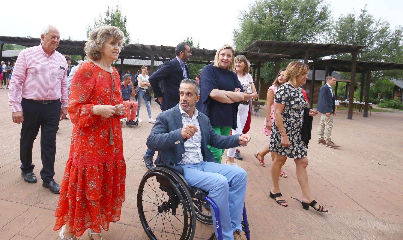 La ministra y la consejera, este lunes, en el campamento de Aspaym.