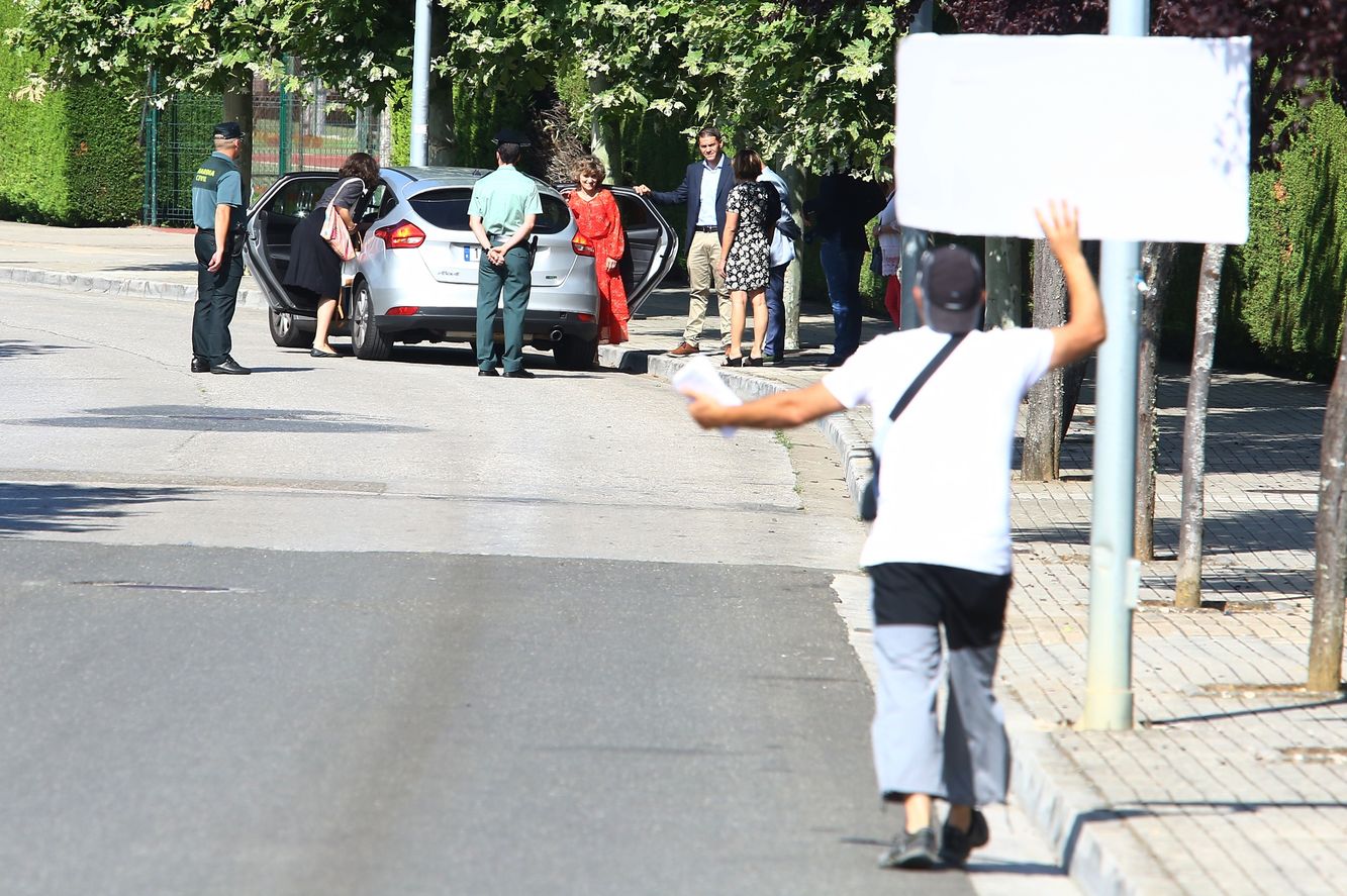 La ministra y la consejera, este lunes, en el campamento de Aspaym.