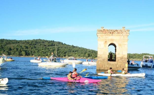 Regata de piraguas en el embalse soriano. 