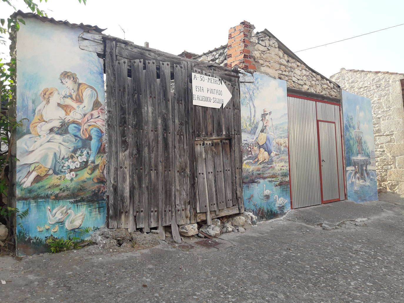 Marcelino García, en el último mural que está pintando en Moraleja de Cuéllar.