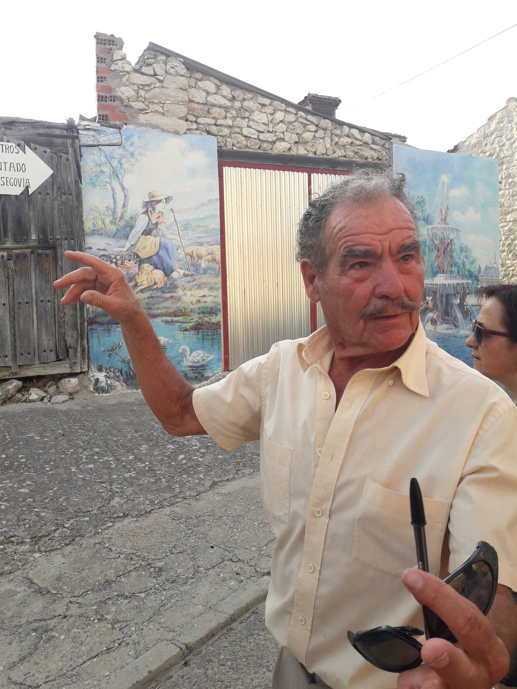 Marcelino García, en el último mural que está pintando en Moraleja de Cuéllar.