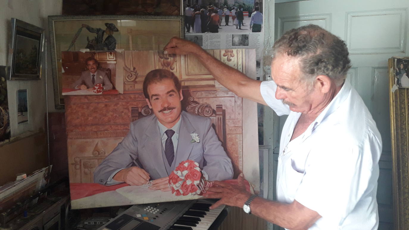 Marcelino García, en el último mural que está pintando en Moraleja de Cuéllar.