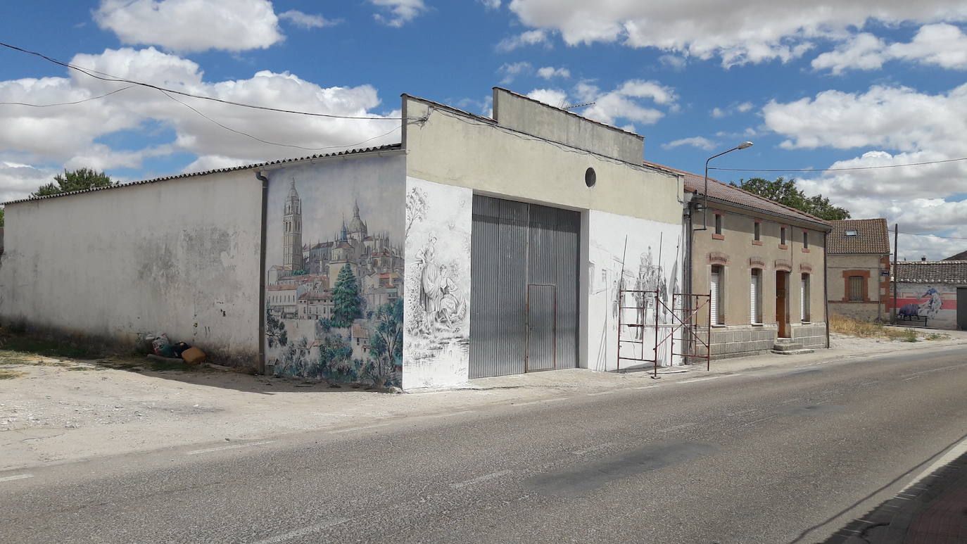 Marcelino García, en el último mural que está pintando en Moraleja de Cuéllar.