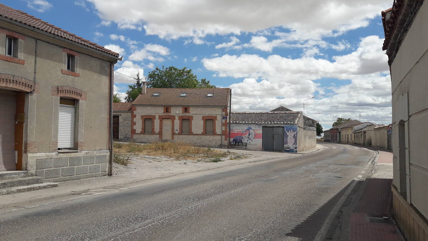 Marcelino García, en el último mural que está pintando en Moraleja de Cuéllar.