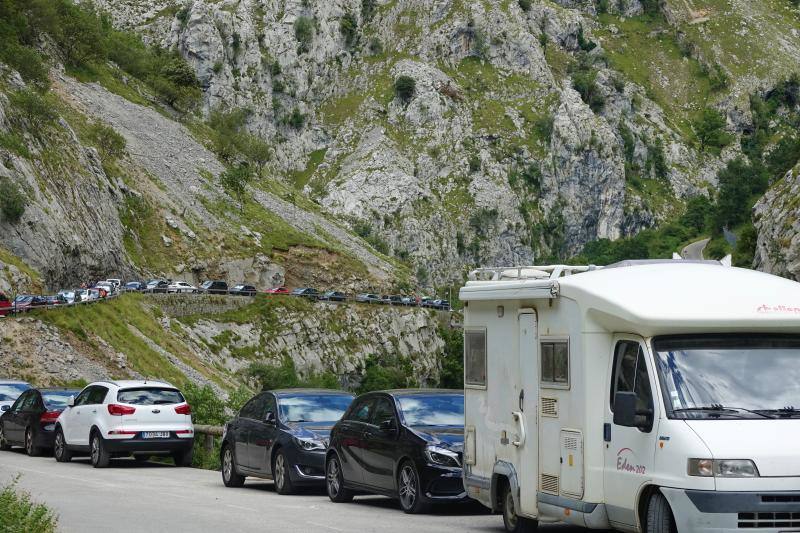 La afluencia de público en julio y agosto se dispara con días en los que se superan los 2.000 senderistas. El Principado planea ordenar el acceso con lanzaderas y más aparcamientos. 