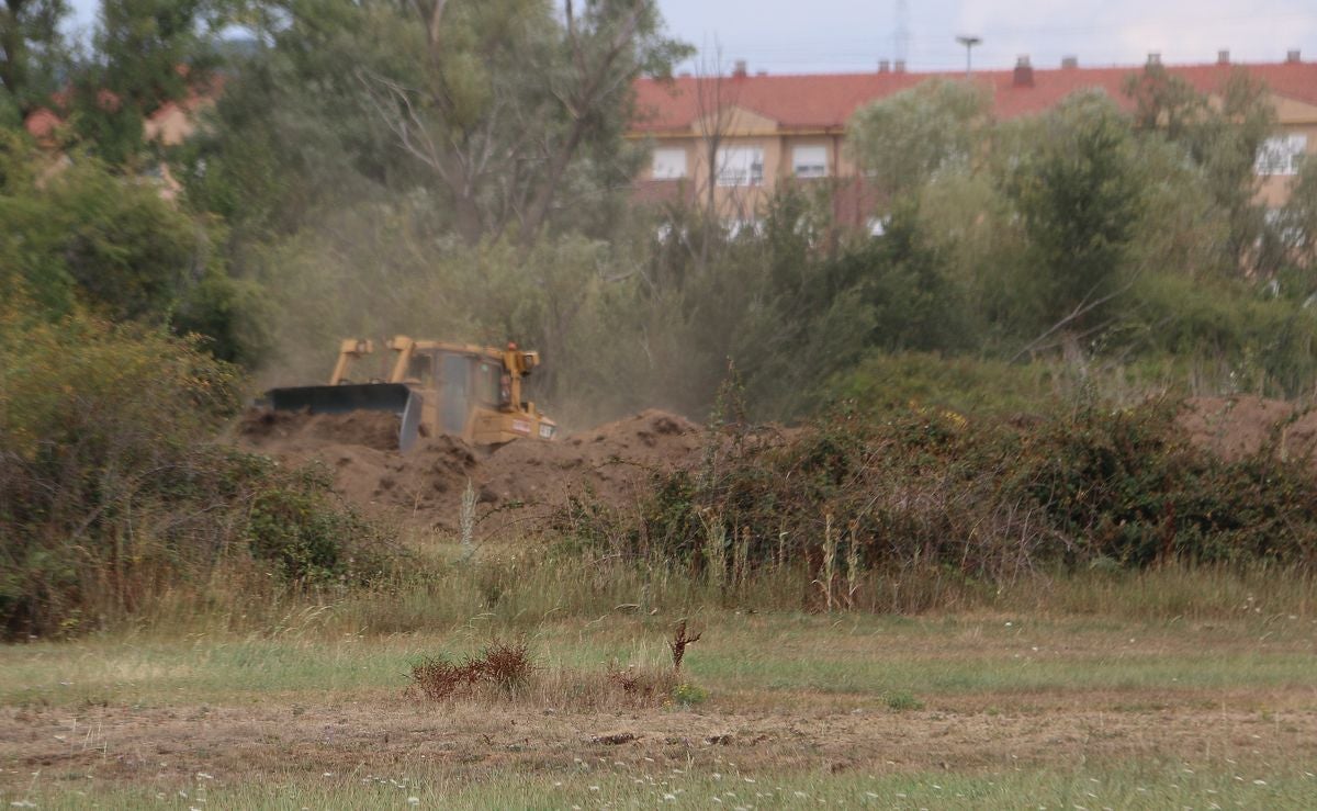 Las máquinas han realizado este viernes los primeros movimientos de tierra en la zona Este.