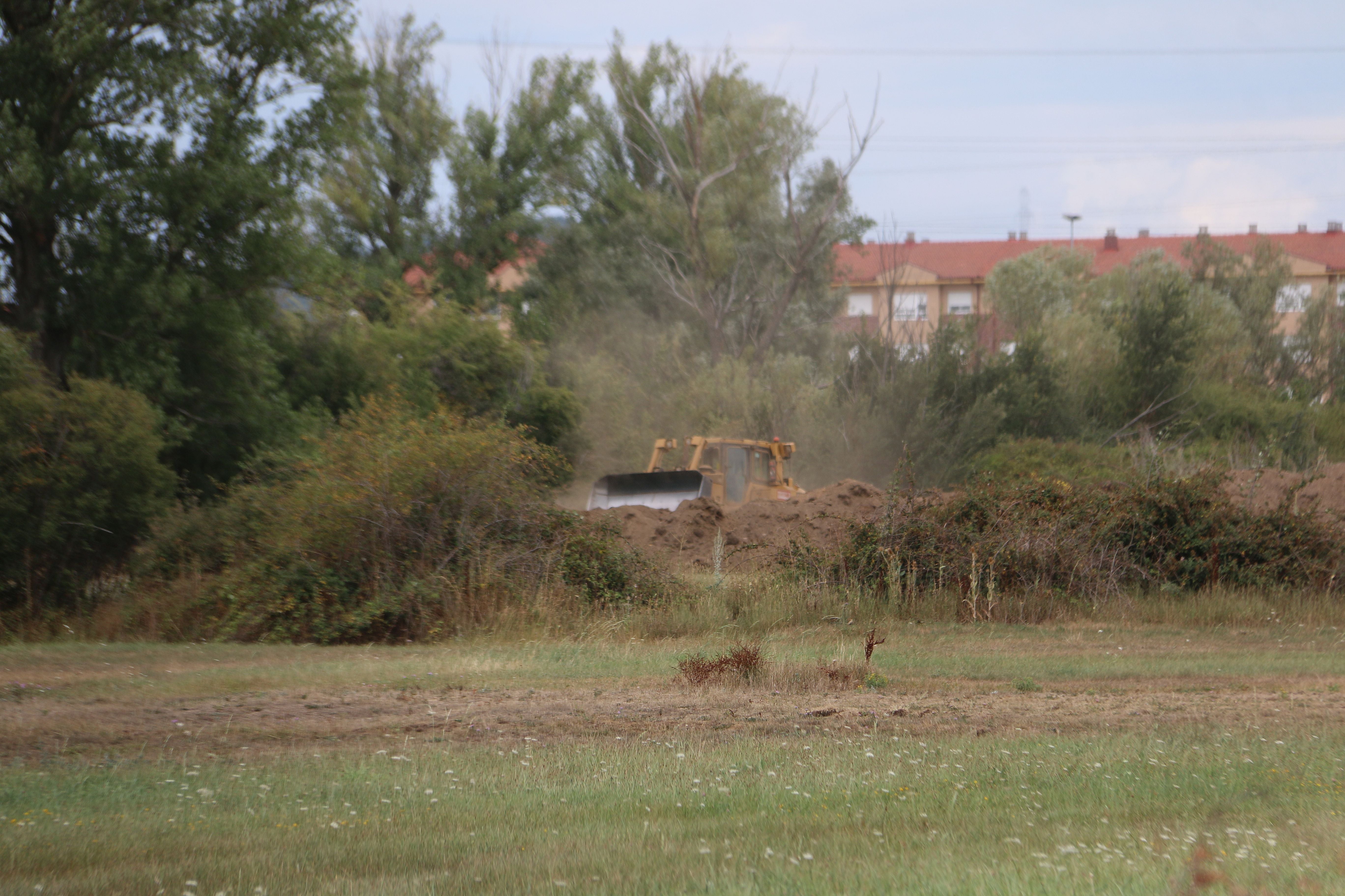 Las máquinas han realizado este viernes los primeros movimientos de tierra en la zona Este.