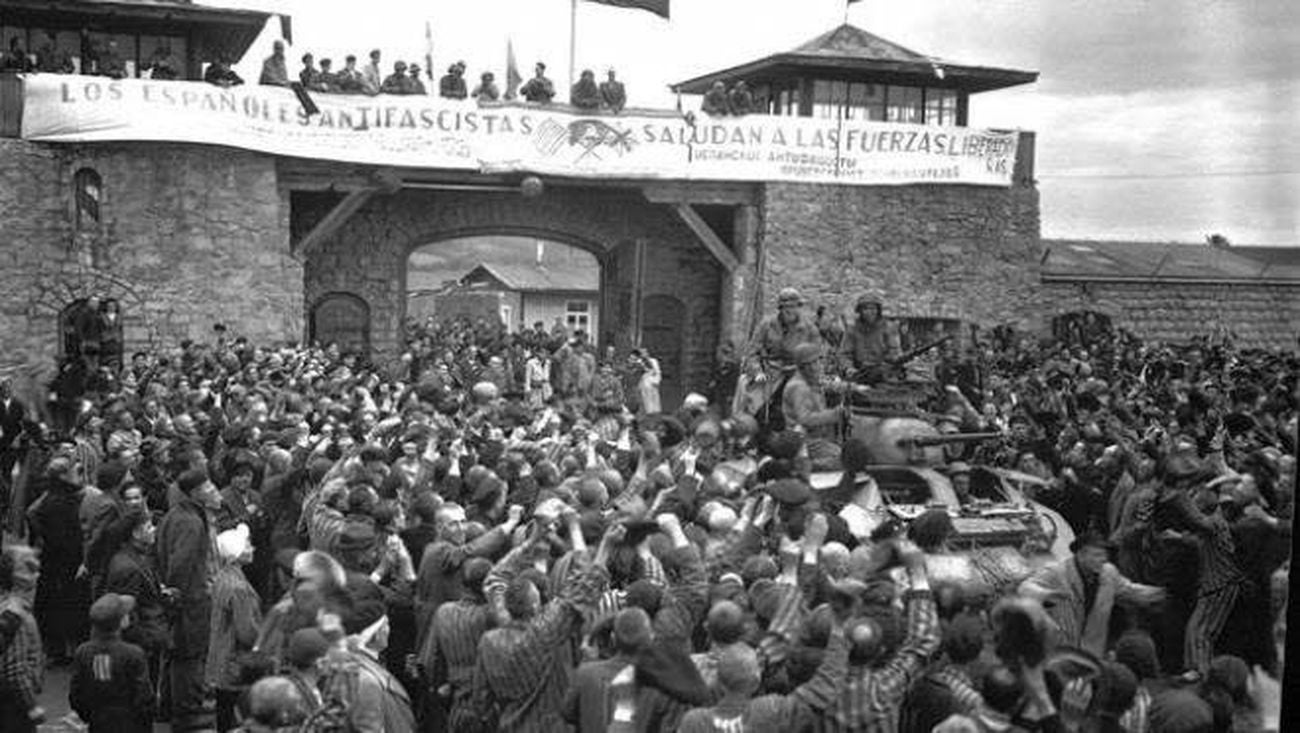 Imagen de algunos de los presos tocando instrumentos en Mauthausen.