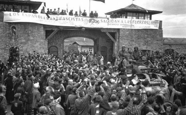 Imagen de la liberación de Mauthausen, el 5 de mayo de 1945, con una pancarta en español. 