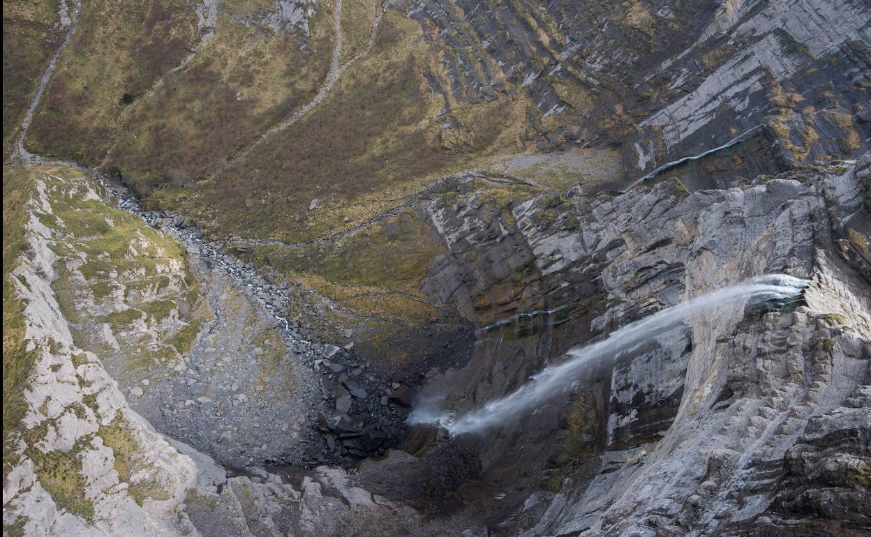 Espectacular cascada del Salto del Nervión, en el Monte Santiago, a vista de pájaro. 