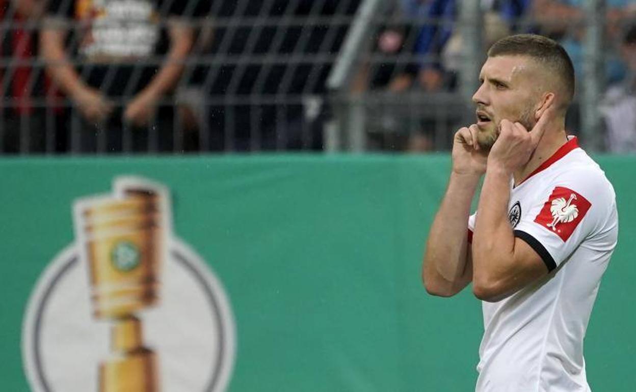 Ante Rebic, en la celebración de uno de sus goles.