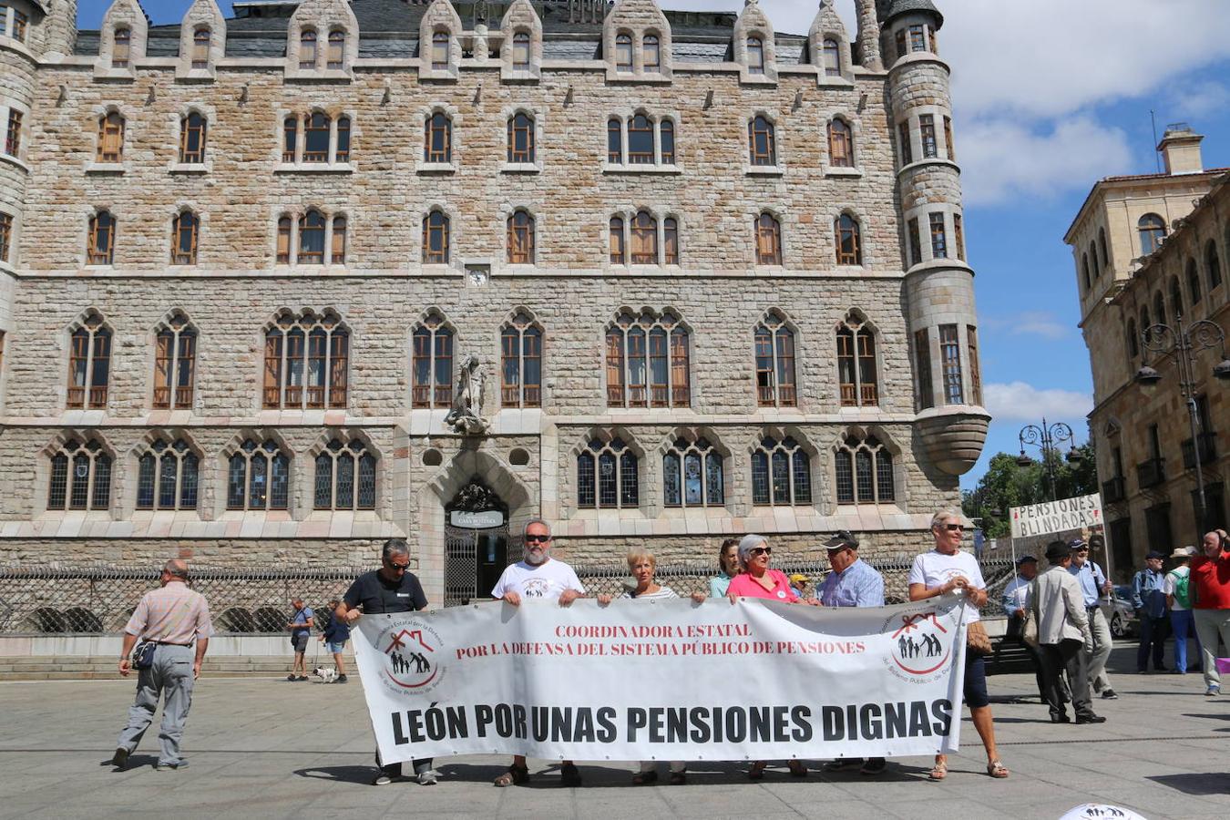 Fotos: Los pensionistas exigen una reforma «digna, seria y rigurosa» de la Seguridad Social