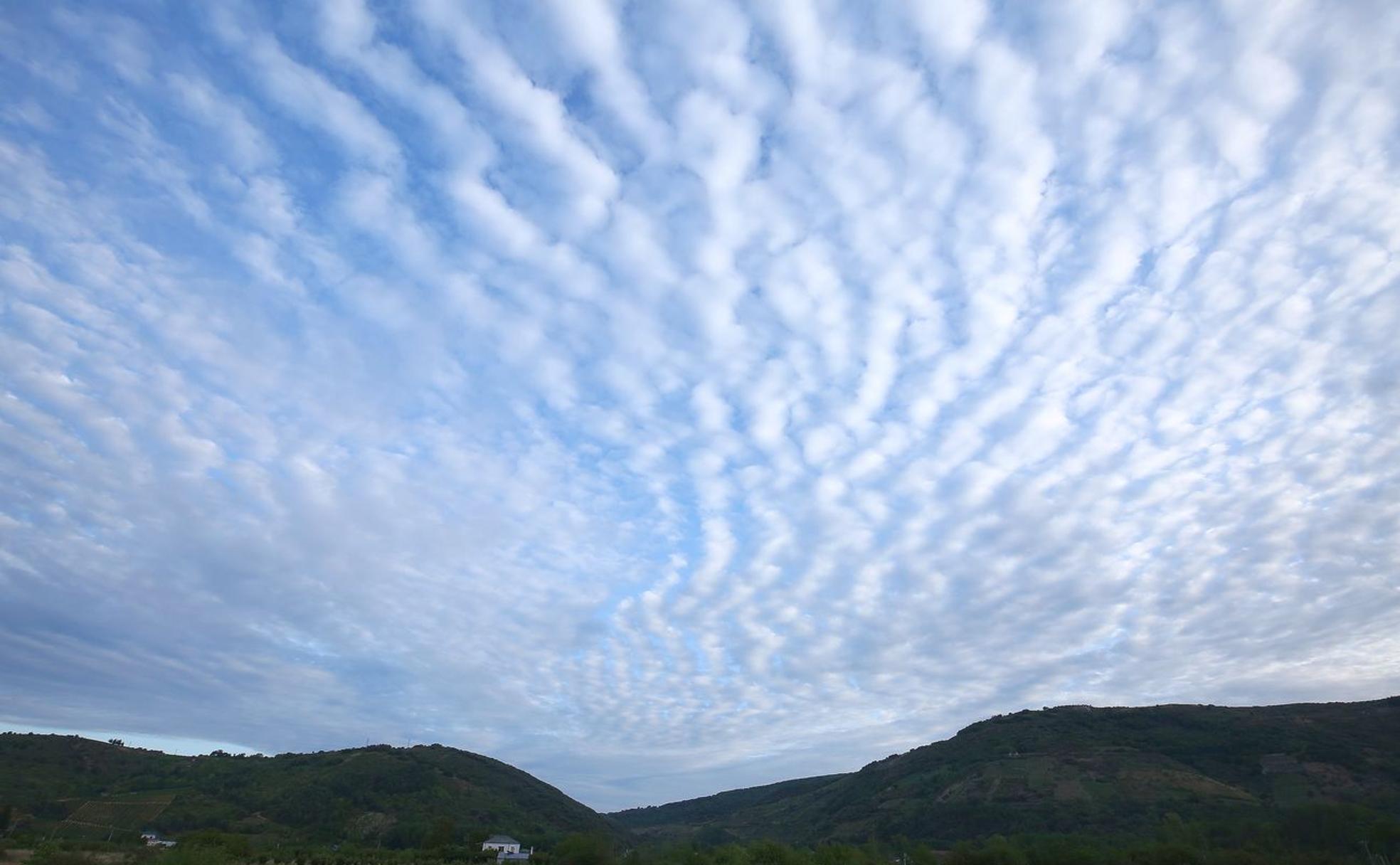 Cirrocúmulos en la comarca de El Bierzo este martes.