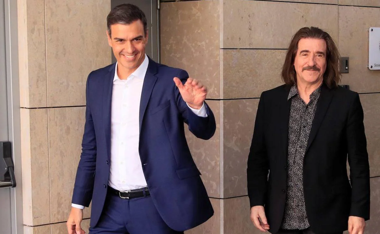 El secretario general y presidente del Gobierno en funciones, Pedro Sánchez (i), a su llegada junto al músico y presidente de la entidad de gestión de Artistas Intérpretes o Ejecutantes de España (AIE), Luis Cobos. 