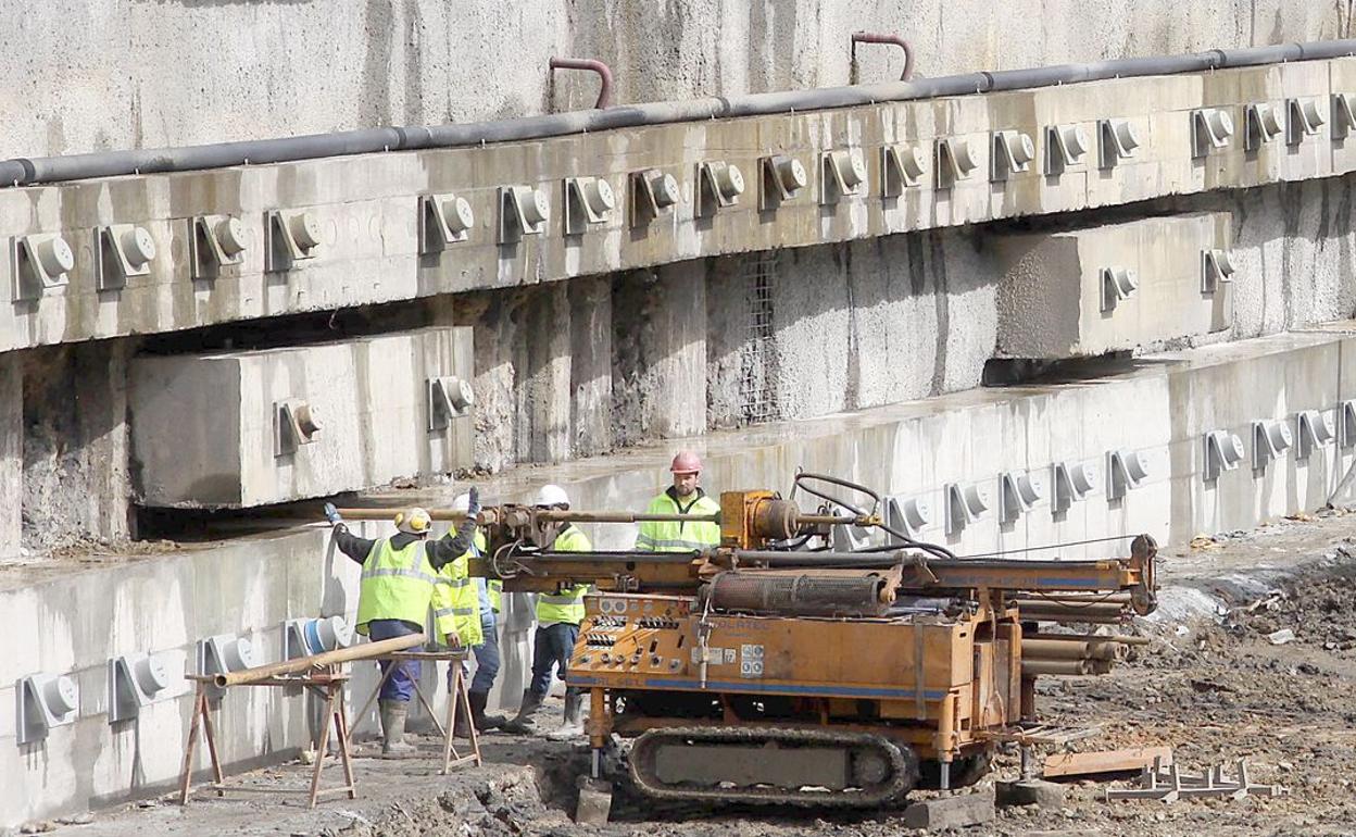 Imagen de la ladera de la Variante de Pajares, que finalmente entrará en servicio en 2022.