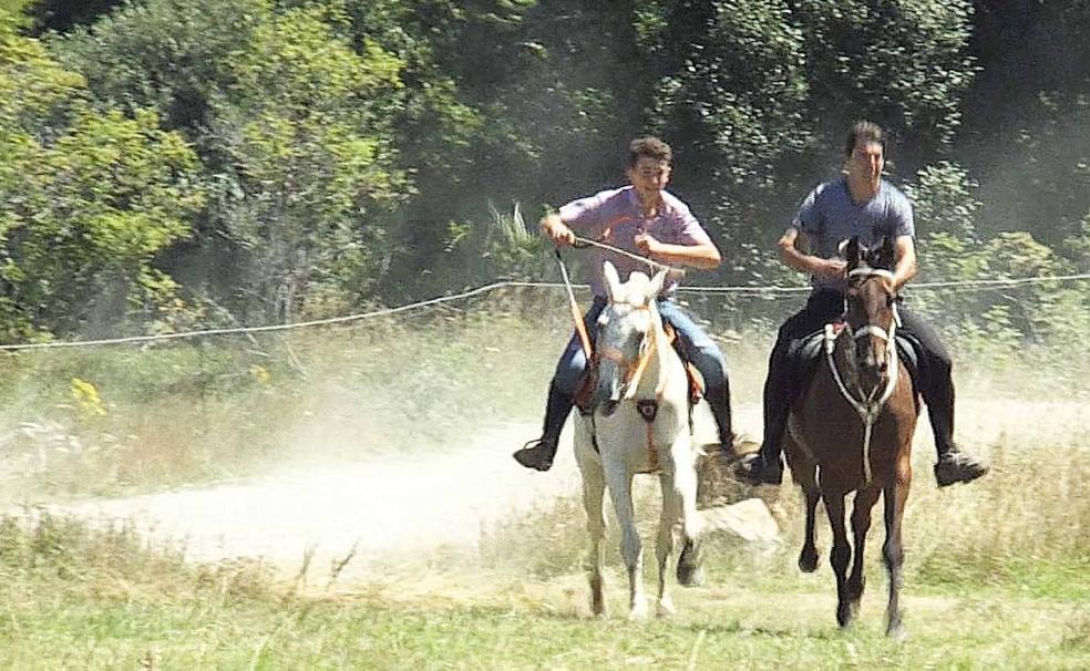 Un instante final de la carrera de caballos en Maraña.