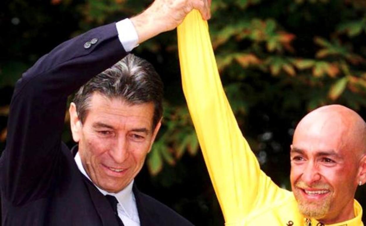 Gimondi levanta el brazo a Pantani, campeón del Tour de 1998