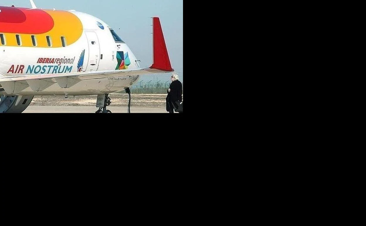 Imagen de un avión en el aeropuerto de León.