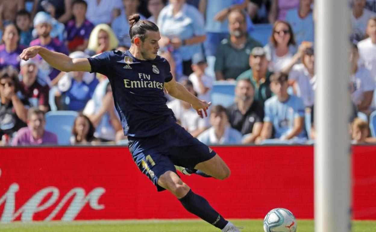 Bale remata a puerta durante el partido ante el Celta.