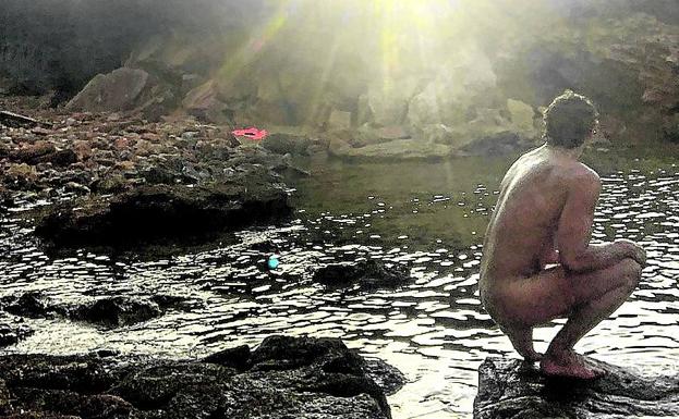 Imagen principal - Empezando por arriba, Paco León despide al sol con un baño naturista. Debajo, Gloria Camila y Jorge Javier Vázquez, envuelta su desnudez en una mosquitera.