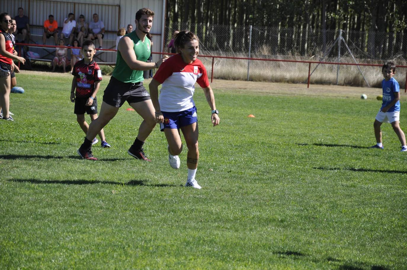 Fotos: María Casado acerca el rugby 7 a su Coyanza natal