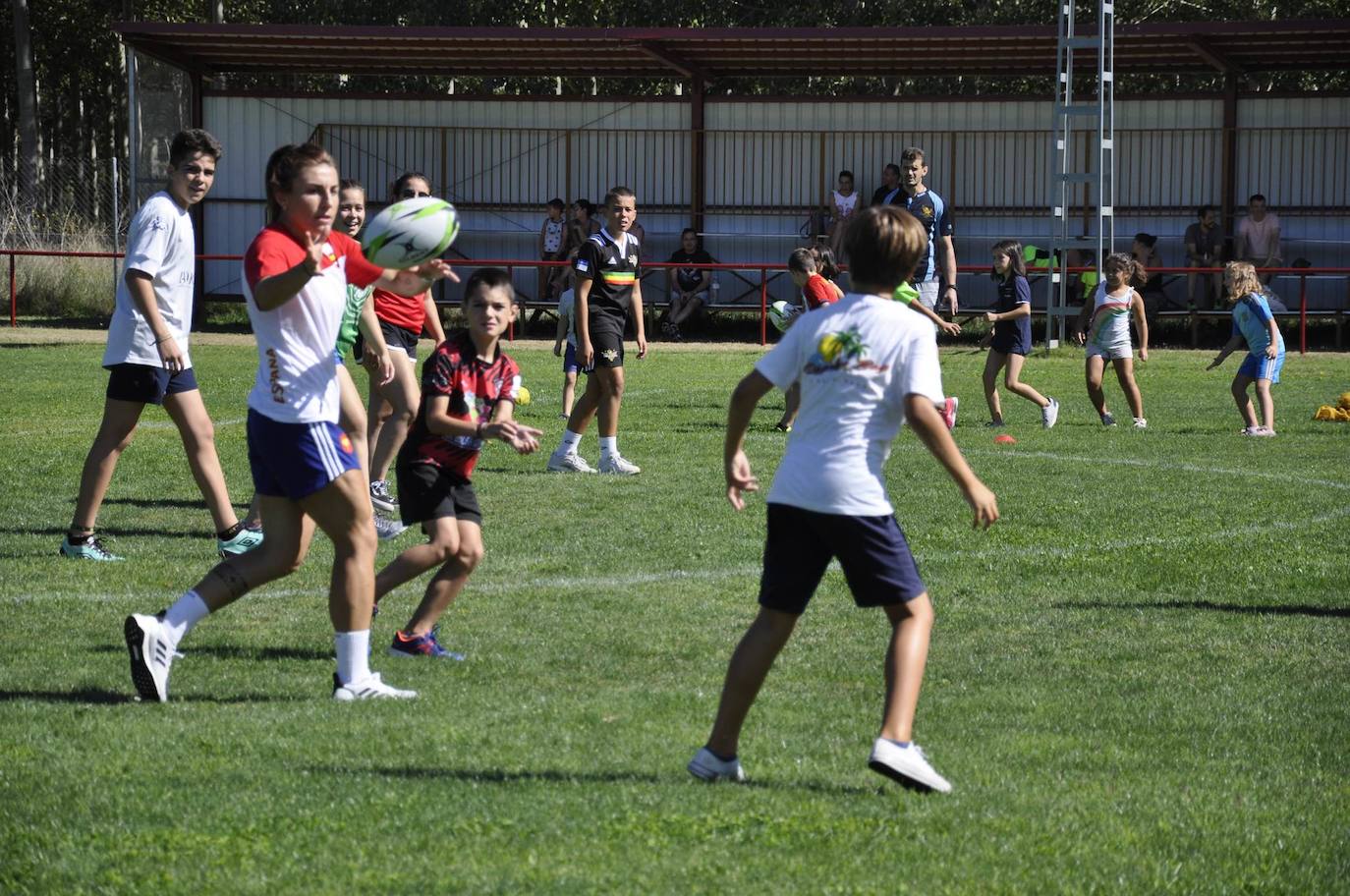 Fotos: María Casado acerca el rugby 7 a su Coyanza natal