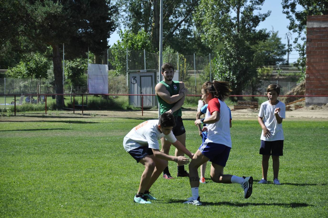 Fotos: María Casado acerca el rugby 7 a su Coyanza natal