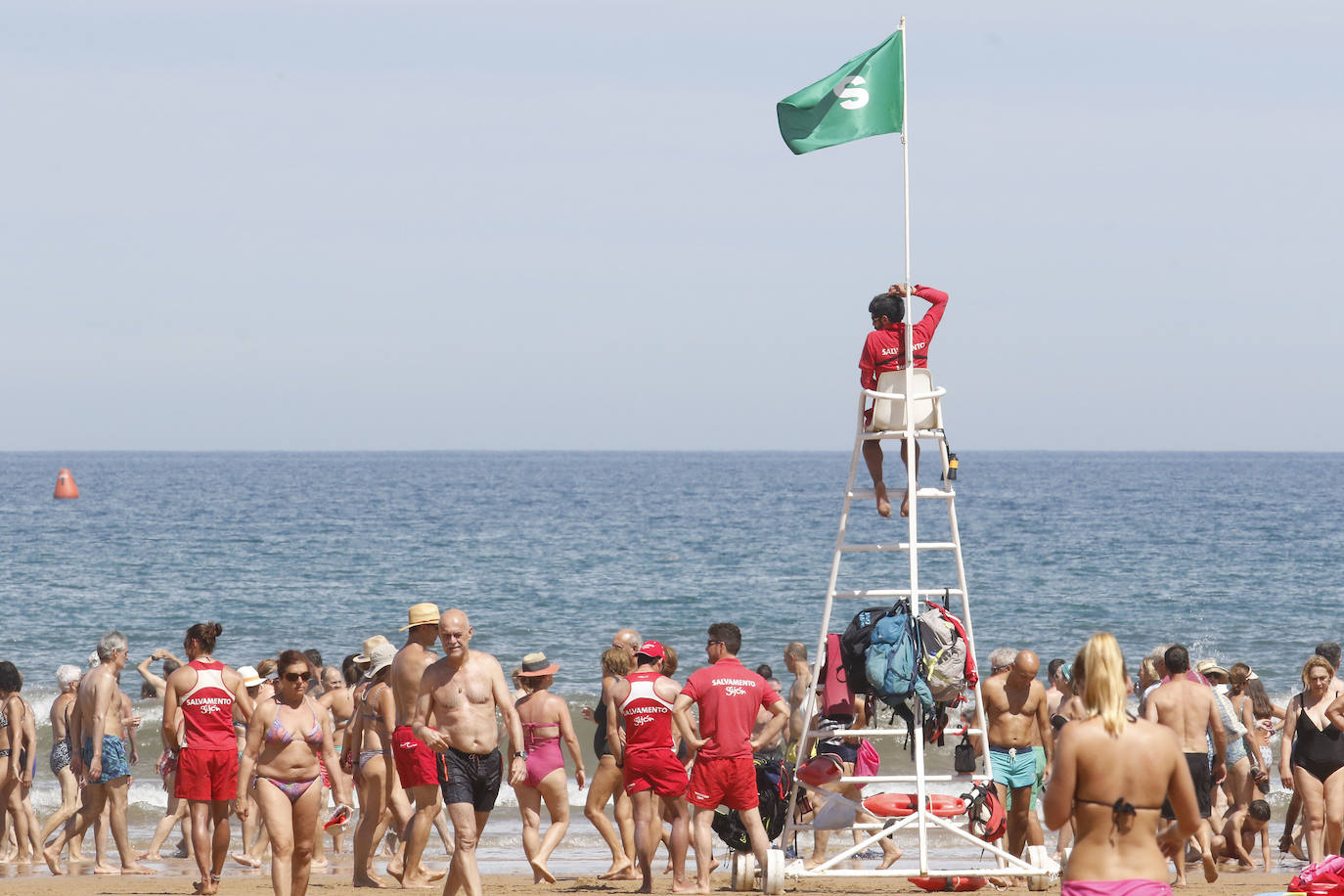 Fotos: El buen tiempo llena la playa de San Lorenzo