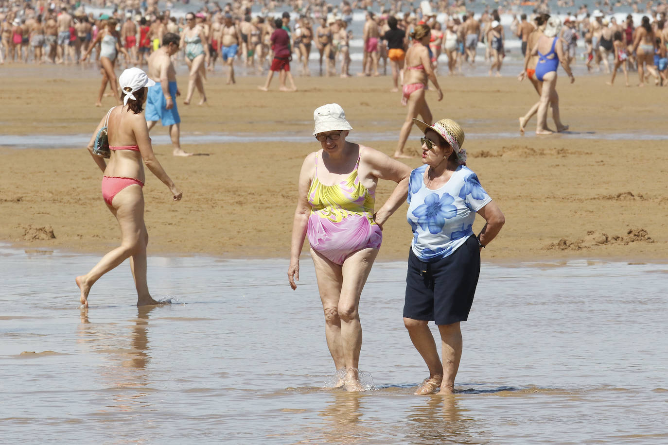 Fotos: El buen tiempo llena la playa de San Lorenzo