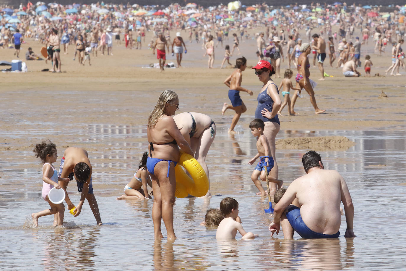 Fotos: El buen tiempo llena la playa de San Lorenzo