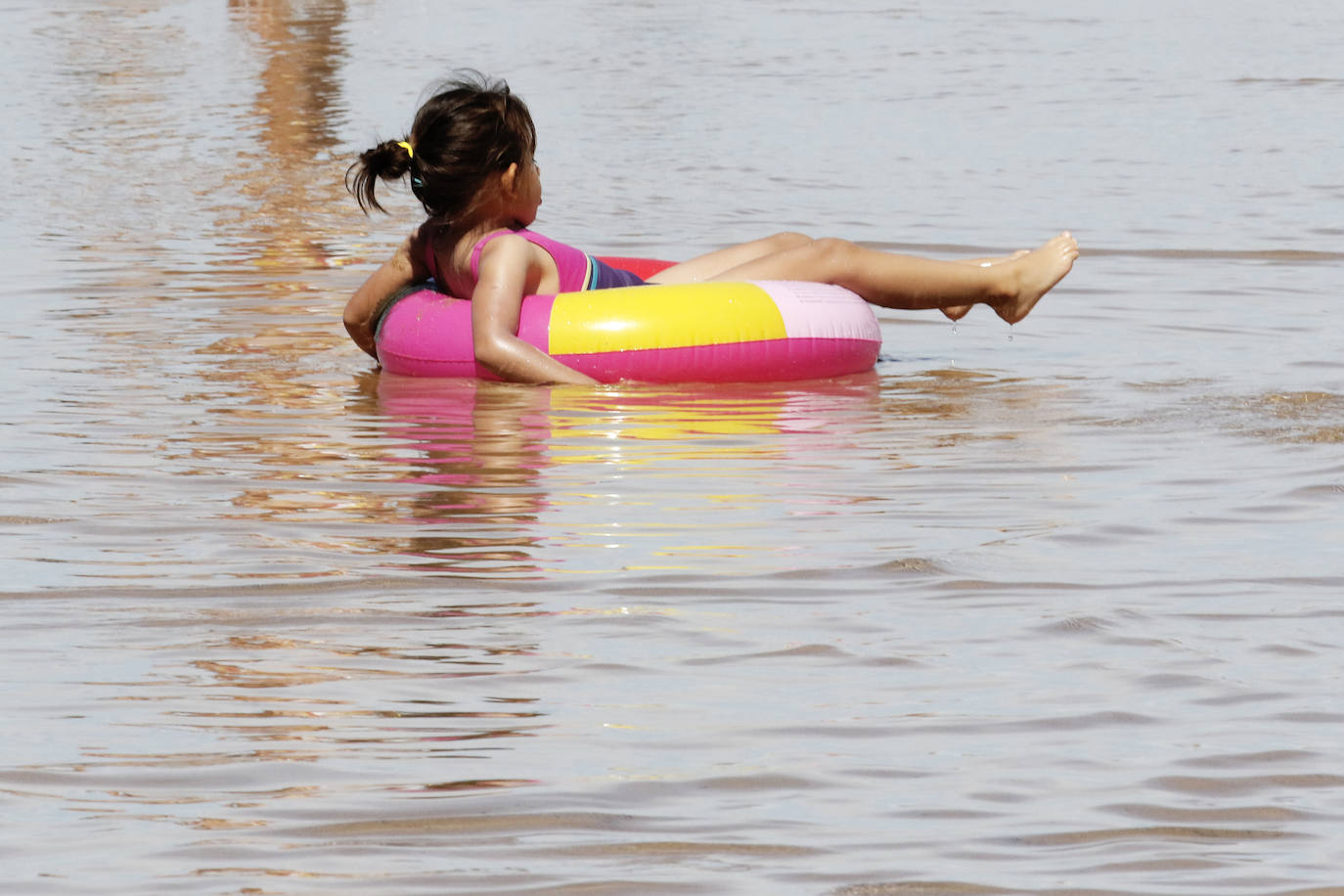 Fotos: El buen tiempo llena la playa de San Lorenzo