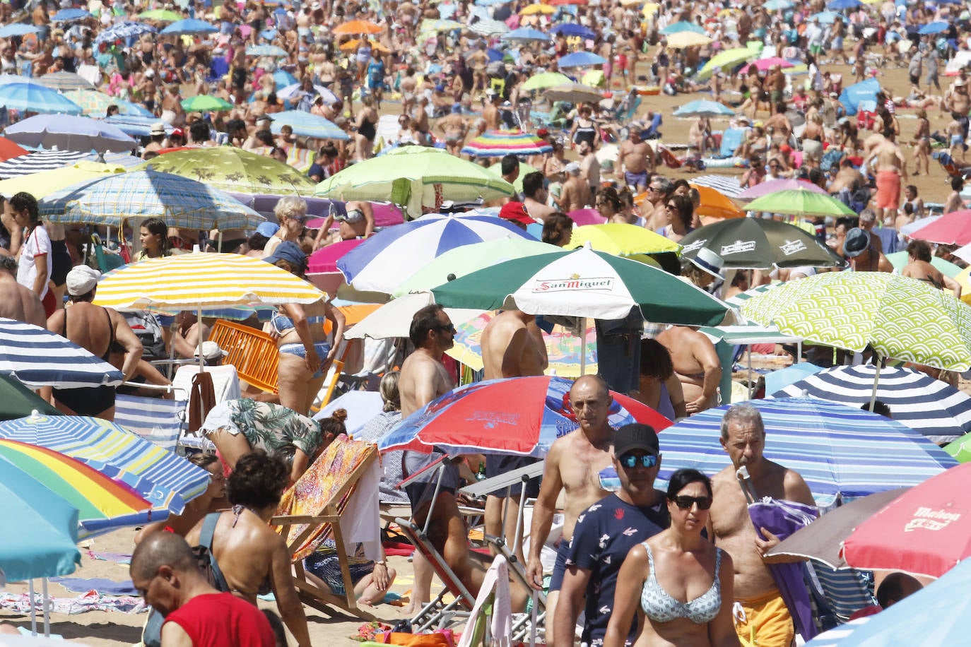 Fotos: El buen tiempo llena la playa de San Lorenzo