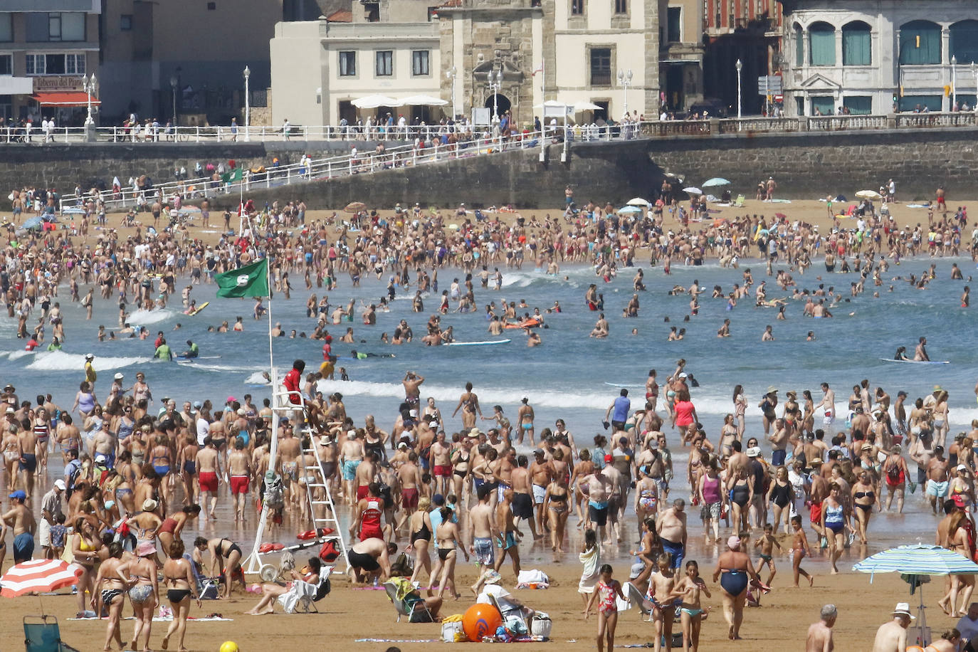 Fotos: El buen tiempo llena la playa de San Lorenzo