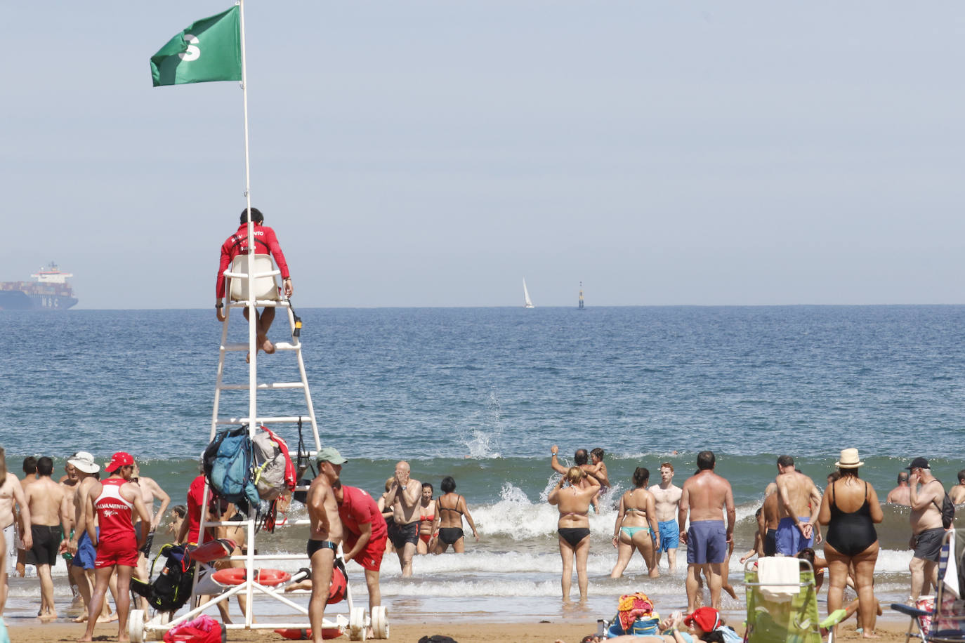 Fotos: El buen tiempo llena la playa de San Lorenzo