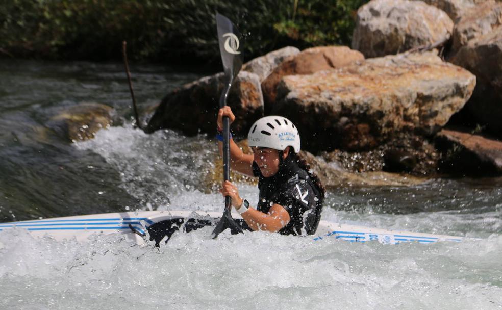 Una palista realiza los slalom en Sabero.