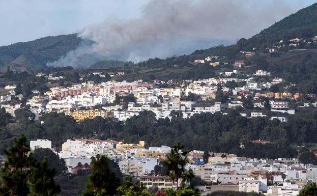 Imagen principal - Más de 4.000 grancanarios abandonan sus casas por el fuego