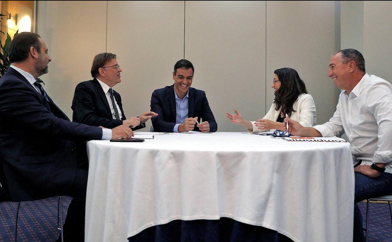 Pedro Sánchez, durante su reunión del pasado día 5 con Mónica Oltra y Joan Baldoví, de Compromís. 