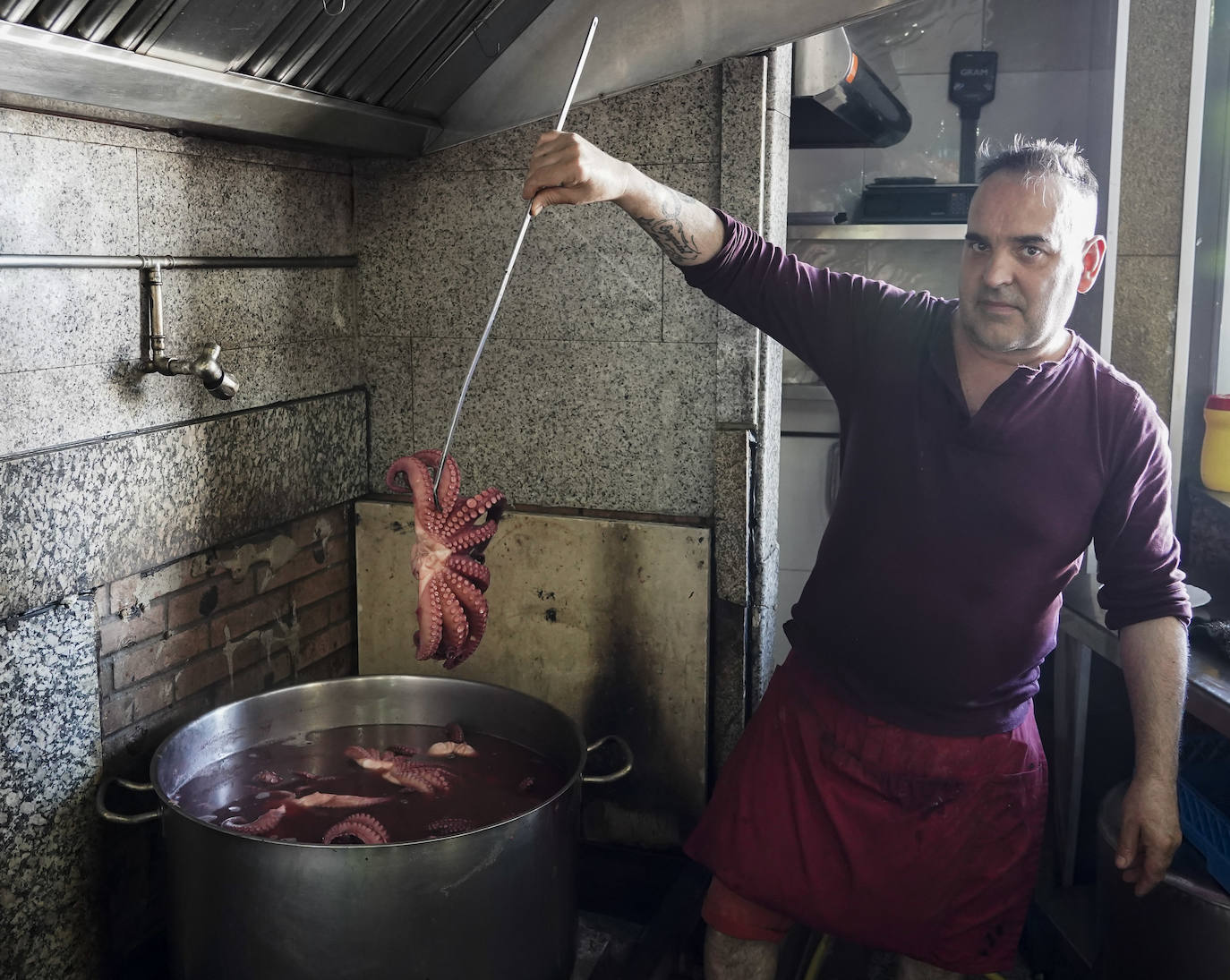 Fotos: El mejor pulpo del Camino, en manos de un lacianiego