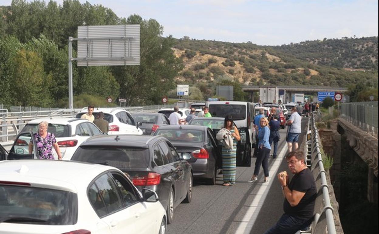 Atasco en la A-62 por el corte de la autovía. 