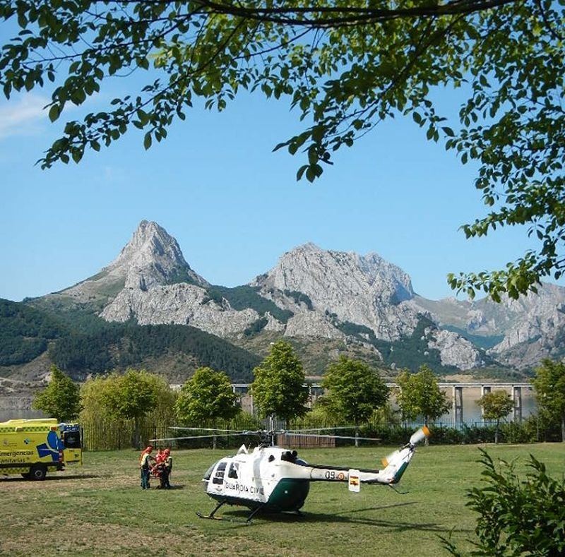 El helicóptero de la Guardia Civil poco antes de tomar tierra.