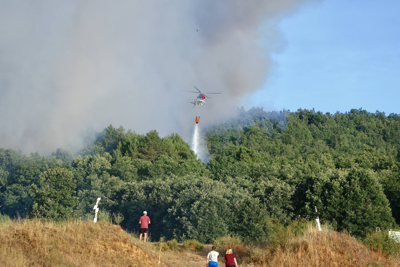 Uno de los helicópteros que interviene en la zona.